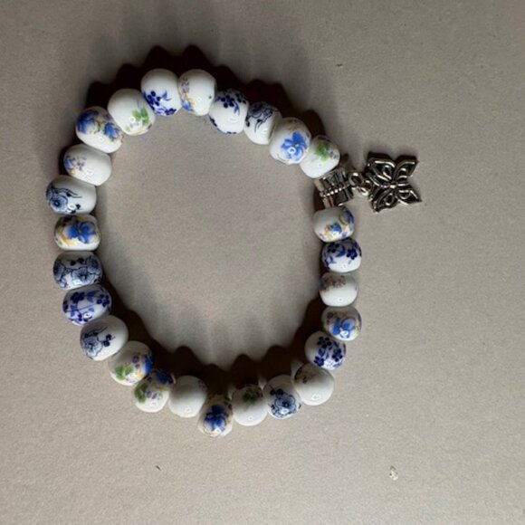 Four delicate stretch bracelets made of ceramic beads - Picture 4 of 6